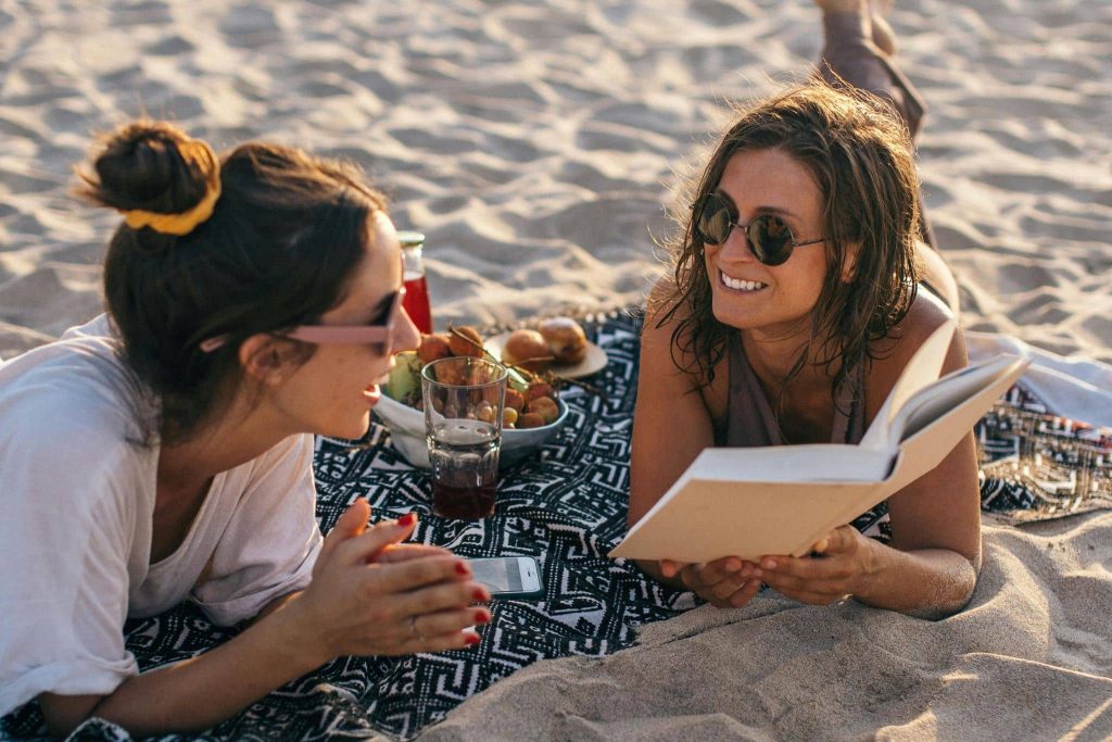 Frauen lesen am Strand Bücher